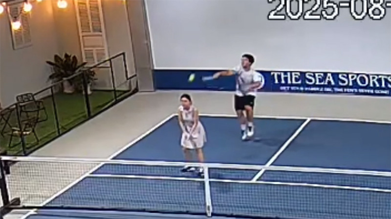 Đi đánh Pickleball, bị chồng smash thẳng vào đầu, những người vợ nên làm gì?- Ảnh 1. Đi đánh Pickleball, bị chồng smash thẳng vào đầu, những người vợ nên làm gì?- Ảnh 1.