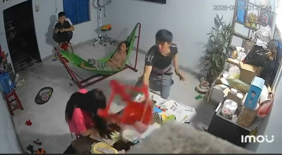Vụ anh trai dùng ghế đánh em gái: Hé lộ nguyên nhân - Ảnh 1. Vụ anh trai dùng ghế đánh em gái: Hé lộ nguyên nhân - Ảnh 1.