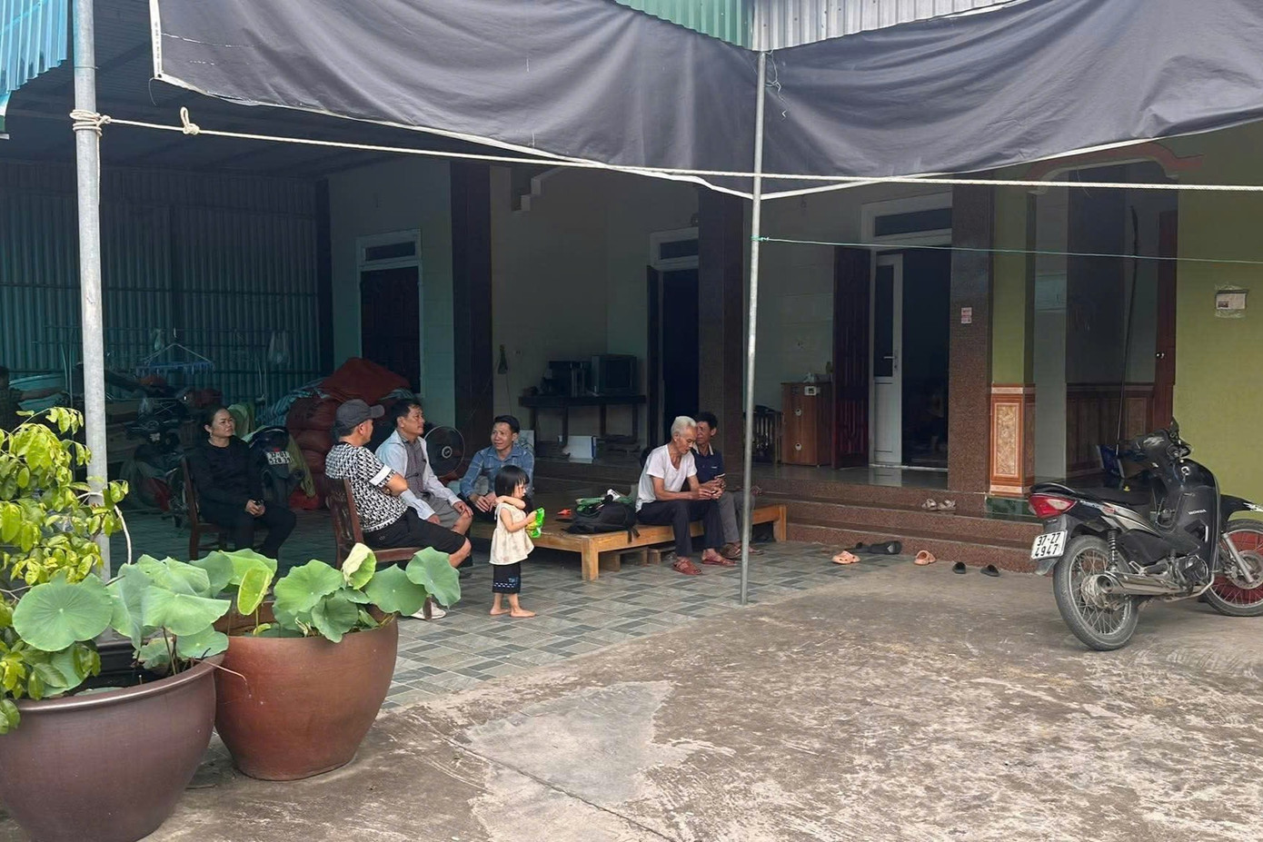 Người vợ vui mừng đón chồng tại ngọai sau án 6 năm vì bán gà lôi trắng - Ảnh 1.