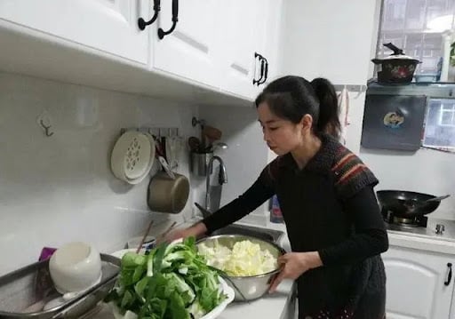 Món quà bất ngờ từ gia chủ cho bảo mẫu sau 10 năm gắn bó - Ảnh 1.