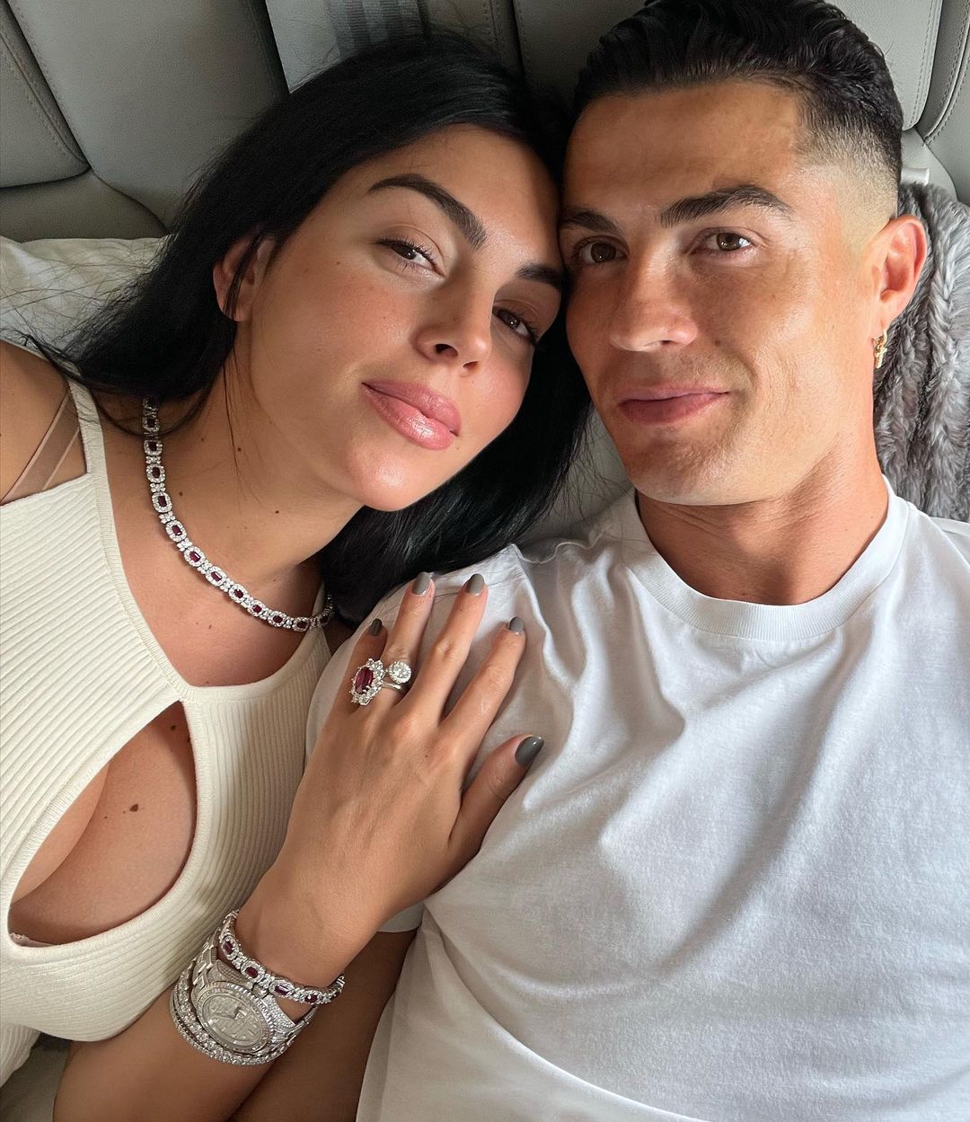 Vì sao sau khi hẹn hò với nhiều người mẫu nổi tiếng, Ronaldo lại chọn cưới cô gái nghèo Georgina?- Ảnh 1. Vì sao sau khi hẹn hò với nhiều người mẫu nổi tiếng, Ronaldo lại chọn cưới cô gái nghèo Georgina?- Ảnh 1.