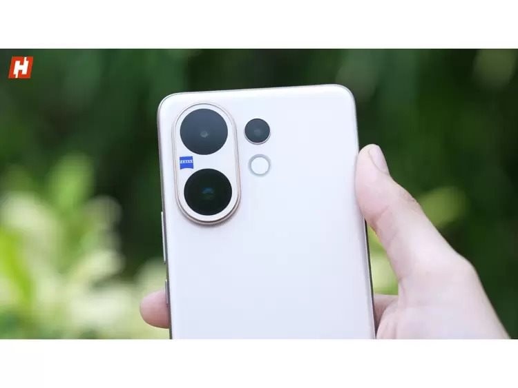 Mẫu Điện Thoại Nhìn Như &Quot;Bản Sao Iphone&Quot; Nhưng Cấu Hình Đáng Nể: Pin Vô Địch 6.500 Mah Mà Giá Chỉ 11 Triệu 3 2689D883C152E5 1755182687111 1755182687278304986073
