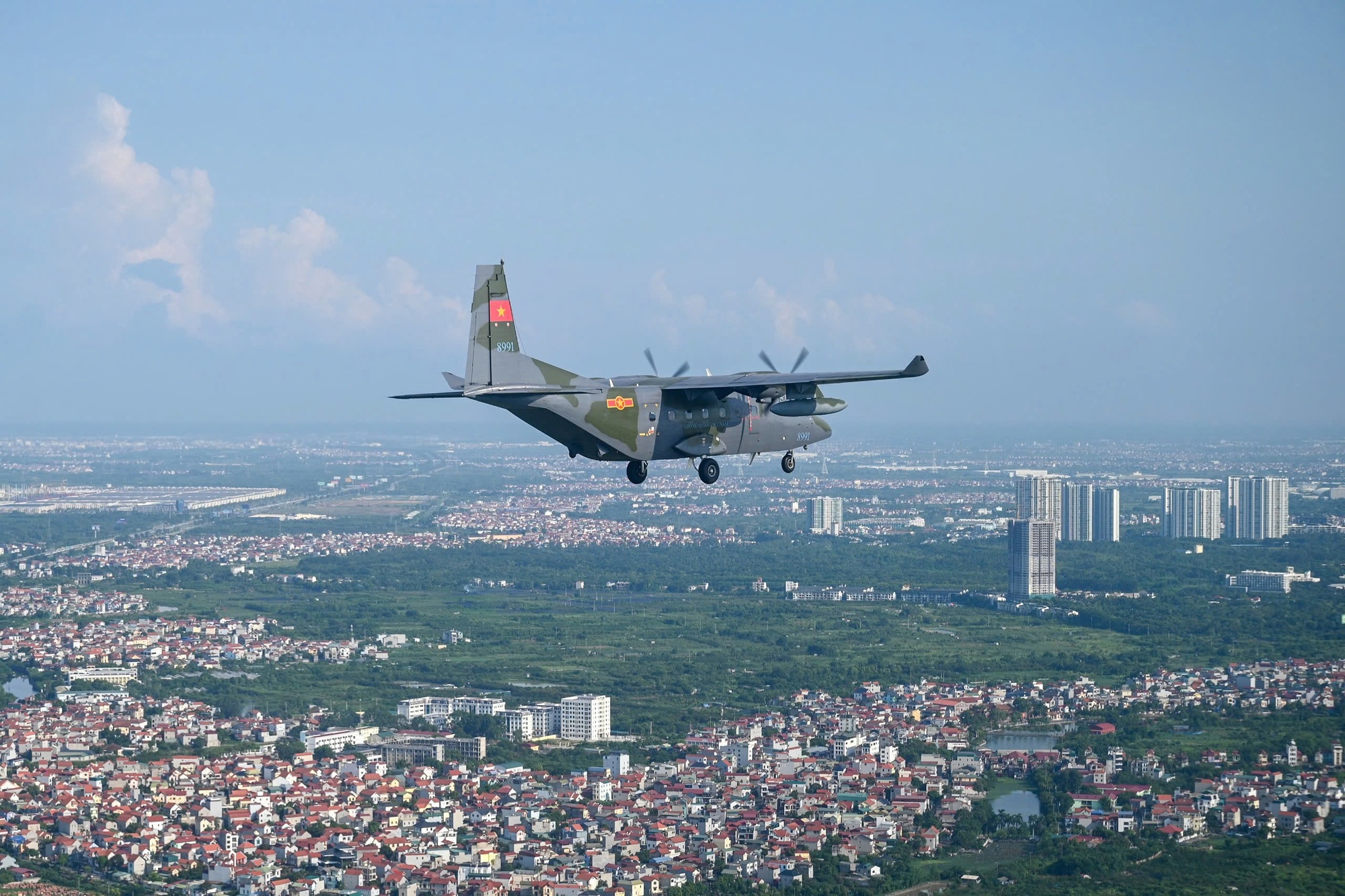VIDEO: Máy bay CASA xếp đội hình "bay lượn" trên bầu trời Hà Nội- Ảnh 1.