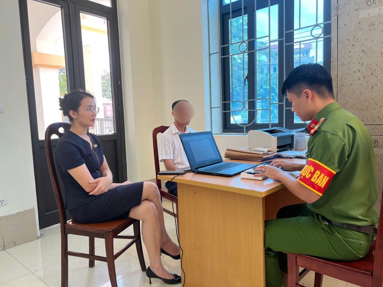 Tài khoản hết tiền, cụ ông đến ngân hàng rút sổ tiết kiệm 300 triệu đồng, nhân viên SHB không làm theo yêu cầu mà báo Công an - Ảnh 1.