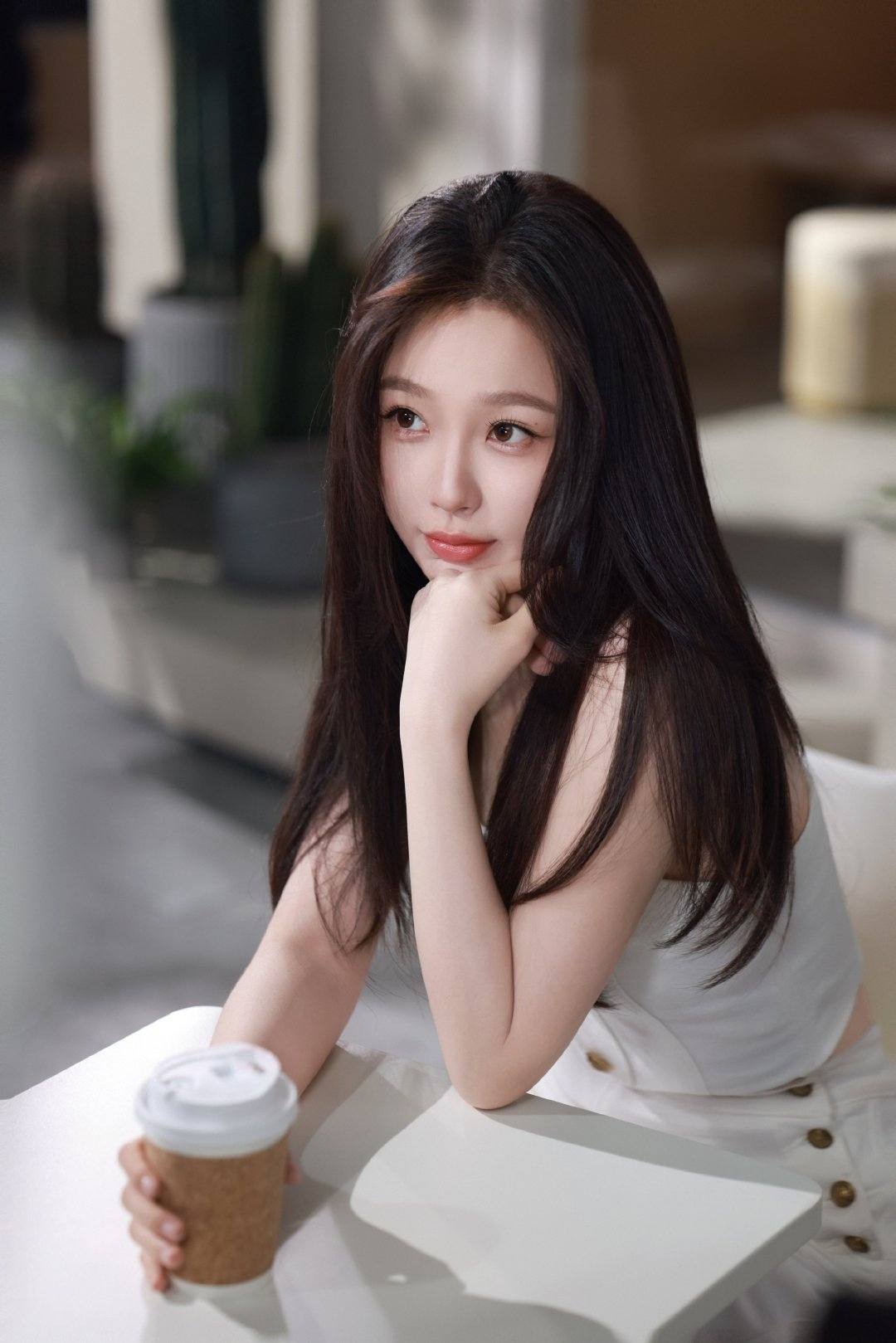 Triệu Lộ Tư quậy tới nóc: Nghi đá xéo Ngu Thư Hân, khiến fan 2 nàng "var" nhau cực căng - Ảnh 5.