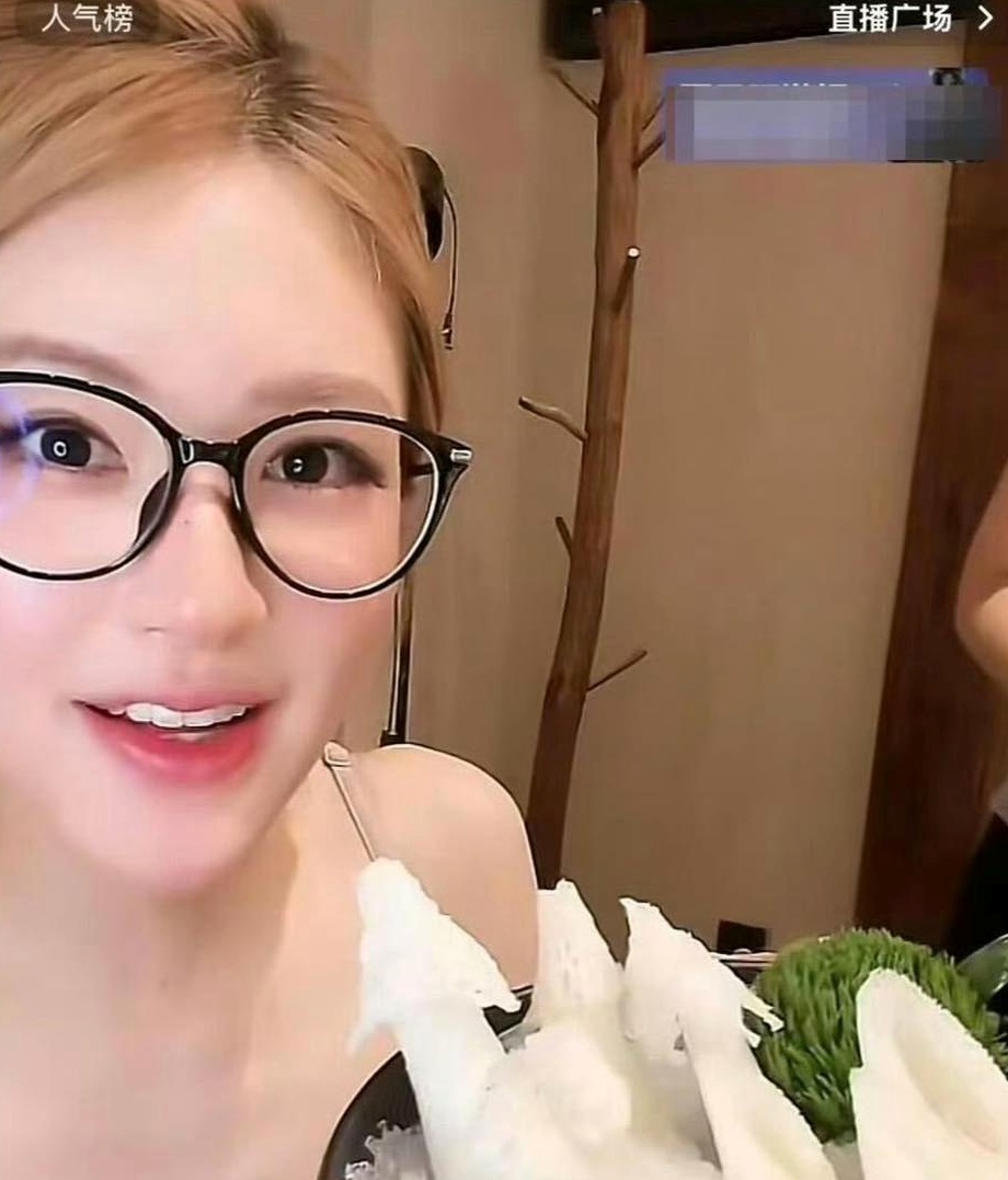 Triệu Lộ Tư quậy tới nóc: Nghi đá xéo Ngu Thư Hân, khiến fan 2 nàng "var" nhau cực căng - Ảnh 1.