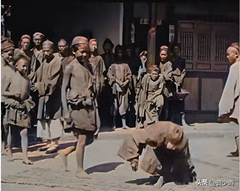 13 bức ảnh hiếm thời nhà Thanh: Đoàn người xếp hàng trong sự kiện Cái Bang nhận đệ tử gây ấn tượng mạnh- Ảnh 1. 13 bức ảnh hiếm thời nhà Thanh: Đoàn người xếp hàng trong sự kiện Cái Bang nhận đệ tử gây ấn tượng mạnh- Ảnh 1.