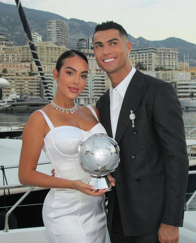 Nàng WAGs nào giàu nhất thế giới: Bạn gái Ronaldo khoe kim cương triệu USD nhưng vẫn thua xa Victoria Beckham- Ảnh 3. Nàng WAGs nào giàu nhất thế giới: Bạn gái Ronaldo khoe kim cương triệu USD nhưng vẫn thua xa Victoria Beckham- Ảnh 3.
