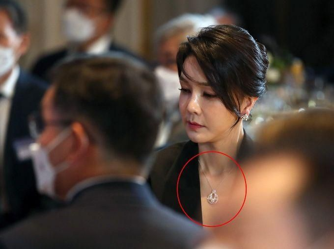 Cựu đệ nhất phu nhân Hàn Quốc lao đao vì hàng xa xỉ - Ảnh 1. Cựu đệ nhất phu nhân Hàn Quốc lao đao vì hàng xa xỉ - Ảnh 1.