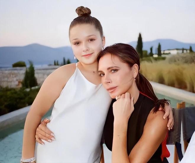 Sốc visual với con gái út nhà Beckham: Từ cô bé mũm mĩm đến chiến dịch giảm cân 1 tay Victoria "đạo diễn" - Ảnh 2.