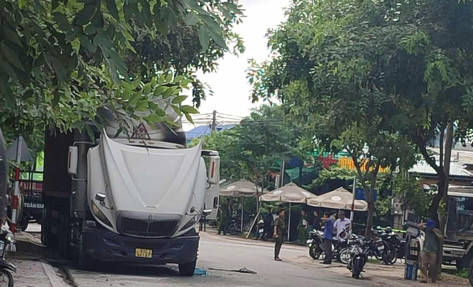 Người đ&agrave;n &ocirc;ng đ&acirc;m trọng thương đ&ocirc;i nam nữ rồi cố thủ trong cabin xe container ch&acirc;m lửa tự thi&ecirc;u- Ảnh 1.