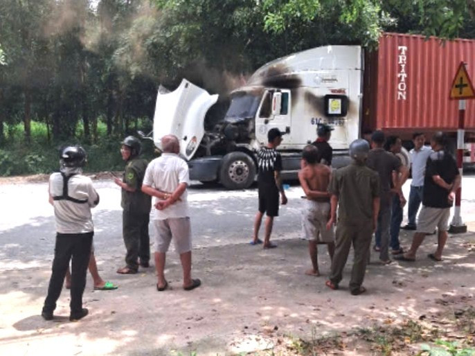 Nghi án người đàn ông tự thiêu sau khi đâm trọng thương đôi nam nữ tại TPHCM - Ảnh 1.