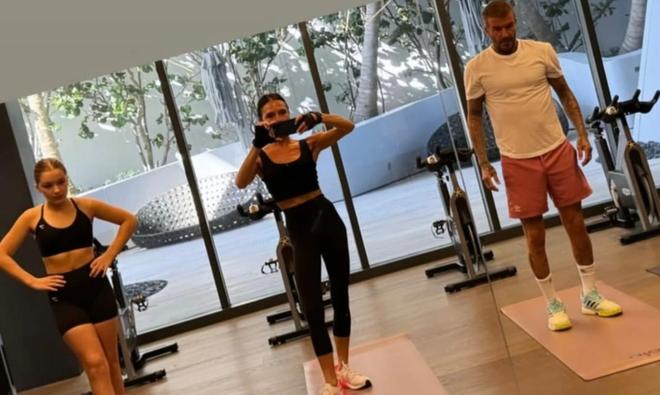 Sốc visual với con gái út nhà Beckham: Từ cô bé mũm mĩm đến chiến dịch giảm cân 1 tay Victoria "đạo diễn" - Ảnh 3.