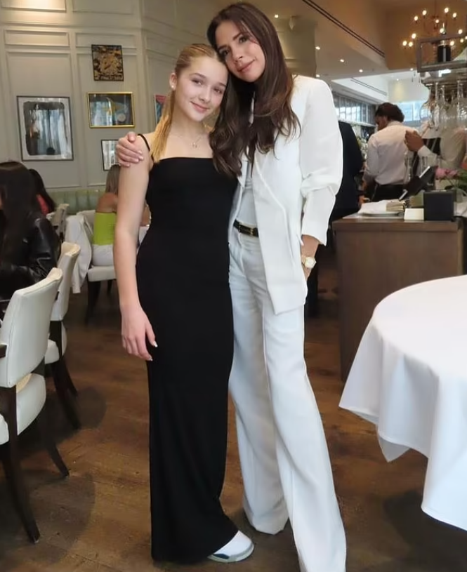 Sốc visual với con gái út nhà Beckham: Từ cô bé mũm mĩm đến chiến dịch giảm cân 1 tay Victoria "đạo diễn" - Ảnh 7.