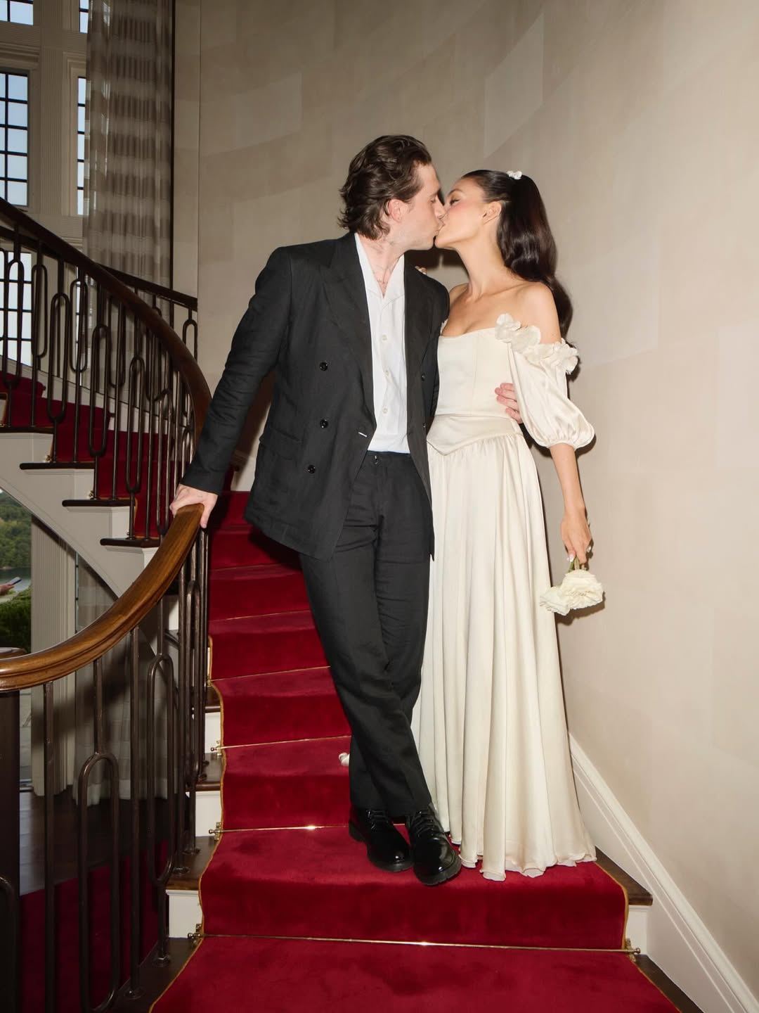 Brooklyn Beckham và vợ ái nữ nhà tỷ phú bị chê Brooklyn Beckham và vợ ái nữ nhà tỷ phú bị chê