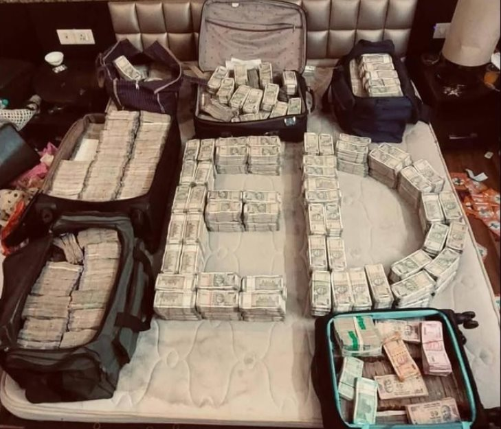 Đột k&iacute;ch tư gia vi&ecirc;n chức quy hoạch đ&ocirc; thị lương th&aacute;ng chưa đến 26 triệu, tịch thu n&uacute;i tiền mặt 25,5 tỷ, v&agrave;ng bạc v&agrave; kim cương trị gi&aacute; 69 tỷ đồng - Ảnh 1.