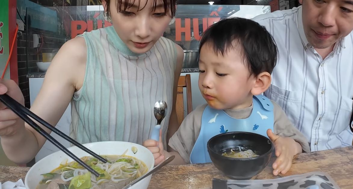 Em Bé Nhật Bản Lần Đầu Ăn 1 Món Bún Việt Nam, Có Phản Ứng Khiến Nghìn Người 'Tan Chảy' 2 Khach Nhat 13 1755150134340 17551501345721641080616