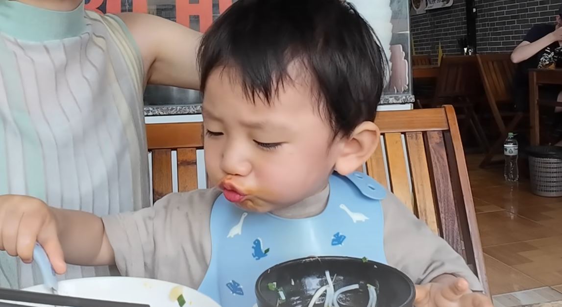 Em Bé Nhật Bản Lần Đầu Ăn 1 Món Bún Việt Nam, Có Phản Ứng Khiến Nghìn Người 'Tan Chảy' 4 Khach Nhat 14 1755150136244 17551501366041576539949