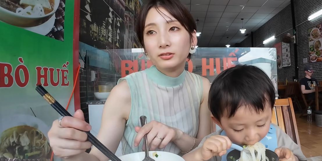 Em Bé Nhật Bản Lần Đầu Ăn 1 Món Bún Việt Nam, Có Phản Ứng Khiến Nghìn Người 'Tan Chảy' 5 Khach Nhat 16 1755150137259 1755150137439452988810