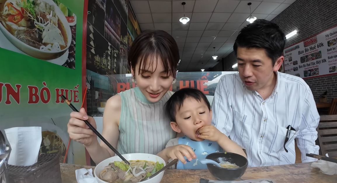 Em Bé Nhật Bản Lần Đầu Ăn 1 Món Bún Việt Nam, Có Phản Ứng Khiến Nghìn Người 'Tan Chảy' 6 Khach Nhat 7 1755150138128 1755150138321959489779
