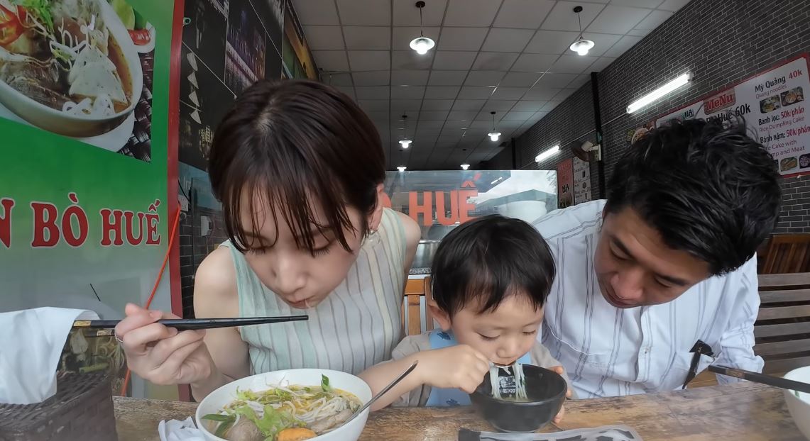 Em Bé Nhật Bản Lần Đầu Ăn 1 Món Bún Việt Nam, Có Phản Ứng Khiến Nghìn Người 'Tan Chảy' 3 Khach Nhat 8 1755150135446 17551501356891539932684