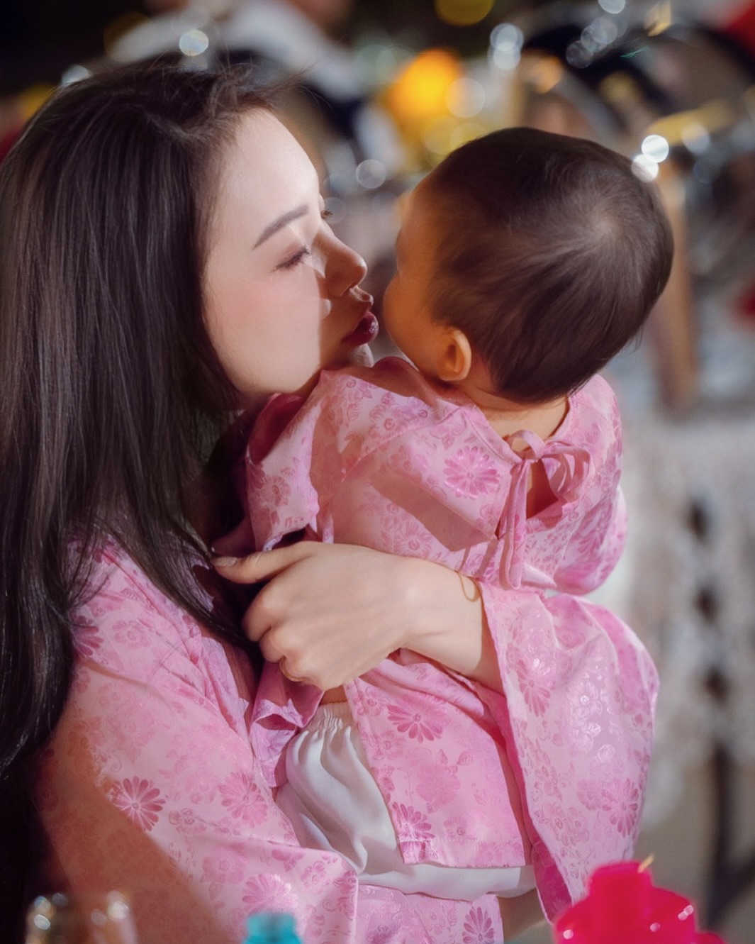 Người đẹp làm dâu gia tộc thượng lưu top đầu Việt Nam: Rút khỏi showbiz trở thành cánh tay phải đắc lực của chồng thiếu gia, ở nhà là mẹ bỉm cực khéo- Ảnh 3. Người đẹp làm dâu gia tộc thượng lưu top đầu Việt Nam: Rút khỏi showbiz trở thành cánh tay phải đắc lực của chồng thiếu gia, ở nhà là mẹ bỉm cực khéo- Ảnh 3.