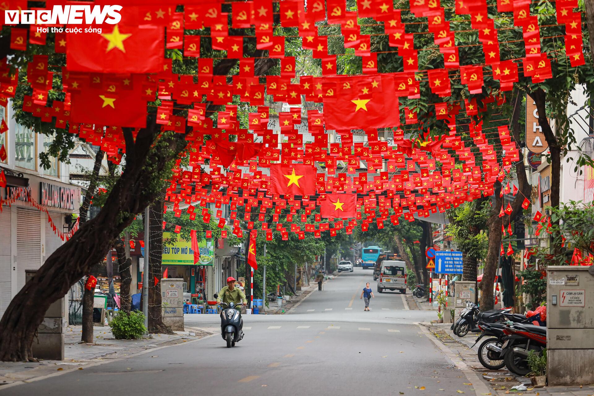 Phố phường Hà Nội rợp cờ đỏ sao vàng chào mừng Quốc khánh 2 / 9 rộn ràng - Ảnh 3.
