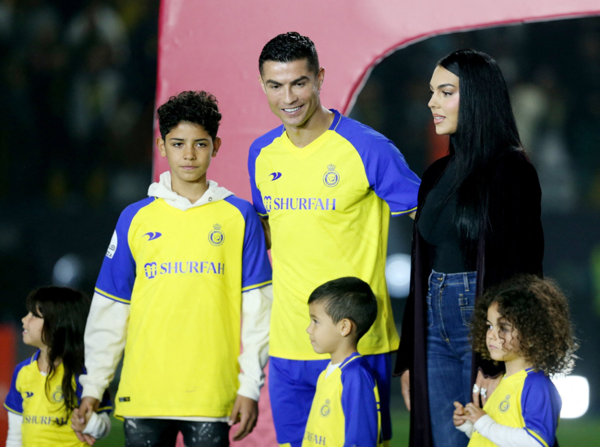 Vì sao sau khi hẹn hò với nhiều người mẫu nổi tiếng, Ronaldo lại chọn cưới cô gái nghèo Georgina?- Ảnh 4. Vì sao sau khi hẹn hò với nhiều người mẫu nổi tiếng, Ronaldo lại chọn cưới cô gái nghèo Georgina?- Ảnh 4.