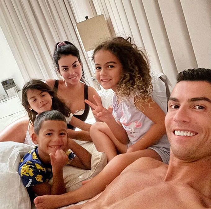 Vì sao sau khi hẹn hò với nhiều người mẫu nổi tiếng, Ronaldo lại chọn cưới cô gái nghèo Georgina?- Ảnh 5. Vì sao sau khi hẹn hò với nhiều người mẫu nổi tiếng, Ronaldo lại chọn cưới cô gái nghèo Georgina?- Ảnh 5.