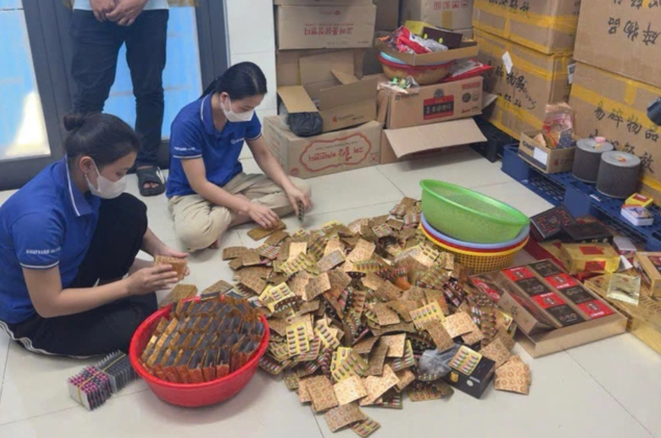 Tp.hcm: Thu Giữ Hơn 5 Tấn Phụ Gia Thực Phẩm, 24 Nghìn Chai Thực Phẩm Chức Năng, 7 Nghìn Lon Sữa Bột Giả 3 Thuc Pham Gia 4 1755146117141 17551461173832049489962
