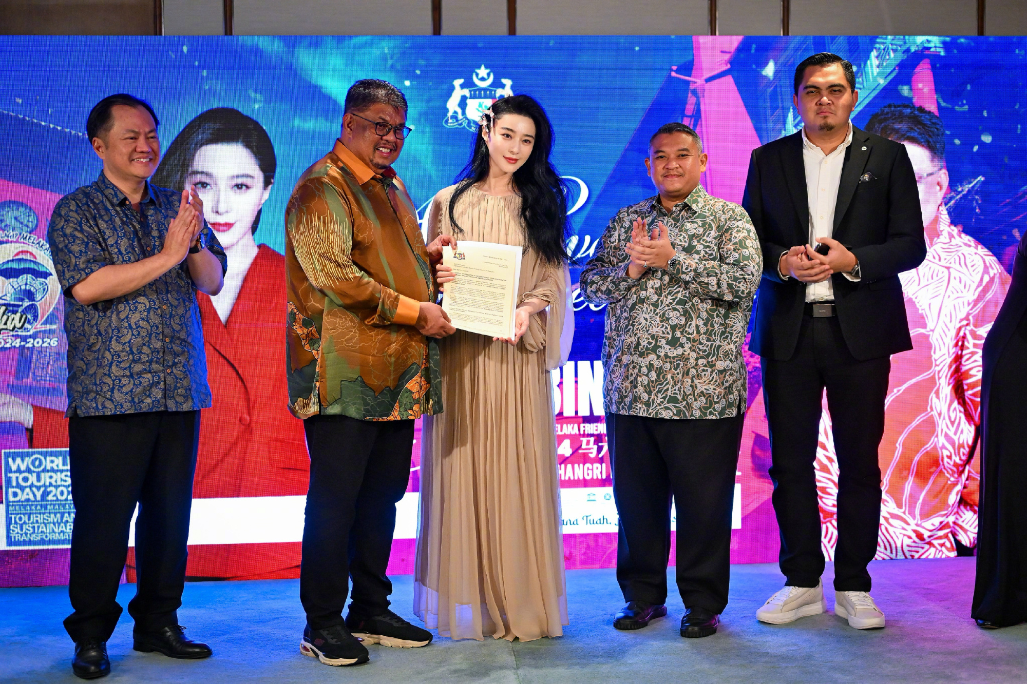 Phạm Băng Băng cũng c&oacute; ng&agrave;y n&agrave;y: Đi b&aacute;n mỹ phẩm ở trung t&acirc;m thương mại, muốn gặp mặt phải chi 8 triệu!- Ảnh 6.