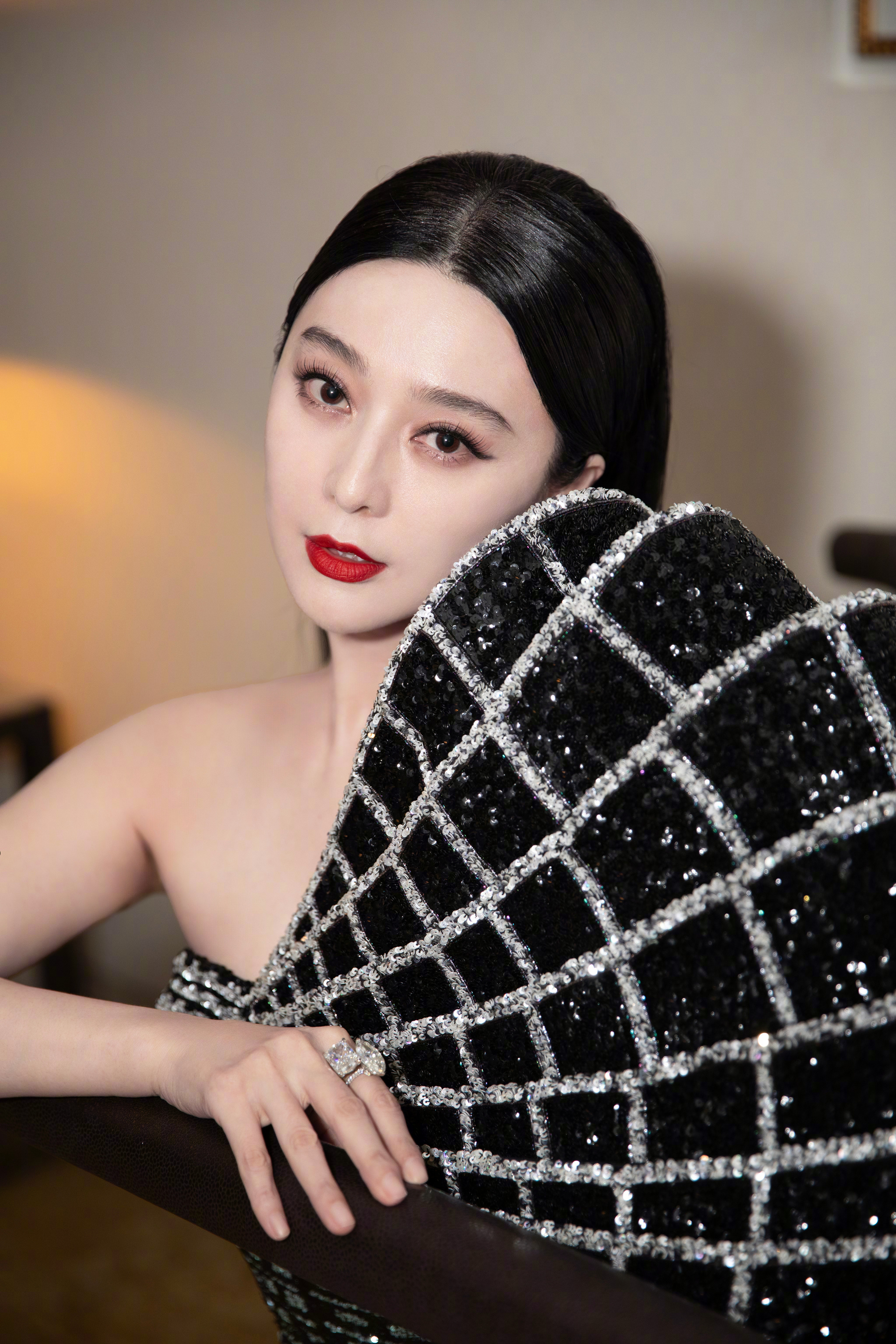 Phạm Băng Băng cũng c&oacute; ng&agrave;y n&agrave;y: Đi b&aacute;n mỹ phẩm ở trung t&acirc;m thương mại, muốn gặp mặt phải chi 8 triệu!- Ảnh 2.