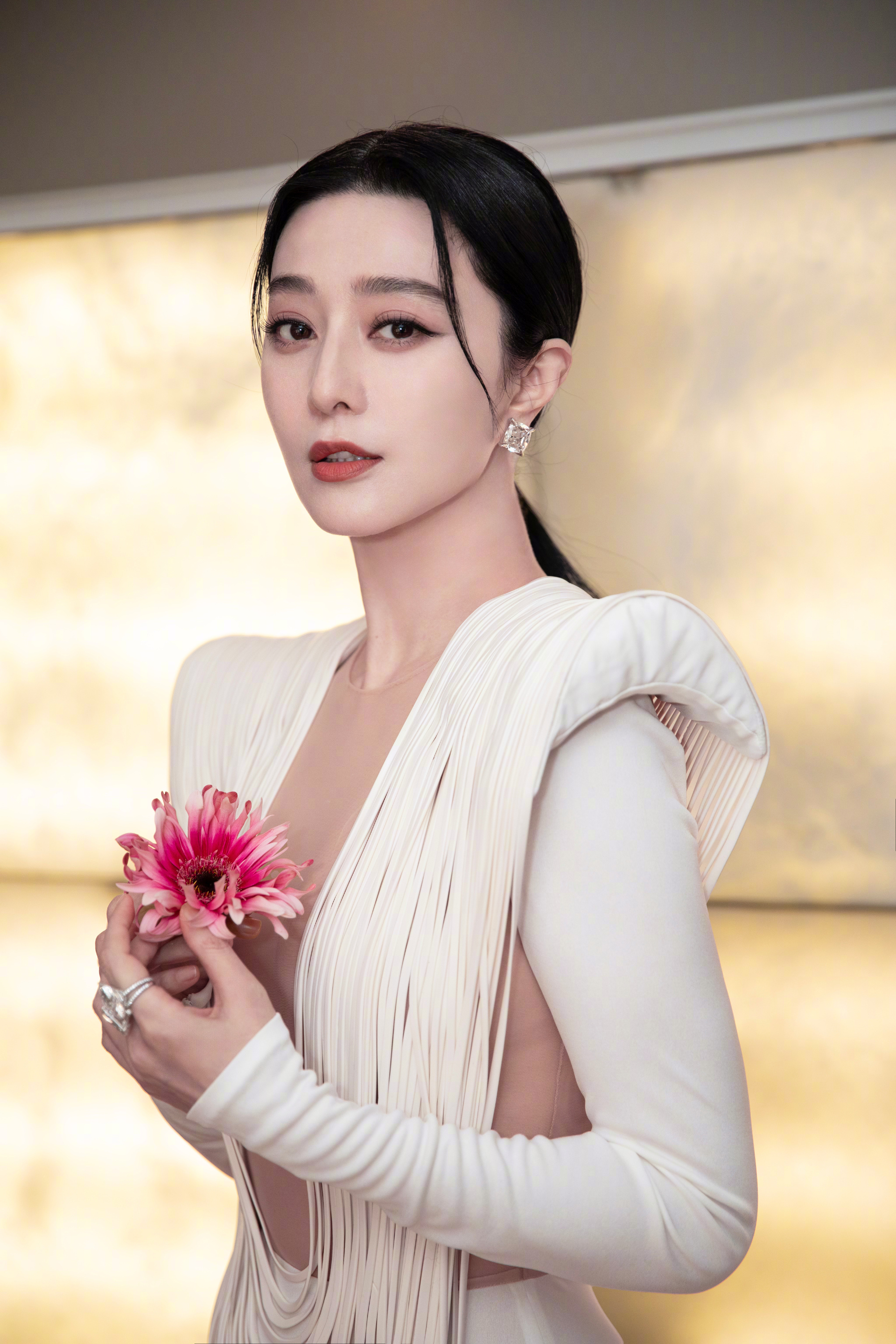 Phạm Băng Băng cũng c&oacute; ng&agrave;y n&agrave;y: Đi b&aacute;n mỹ phẩm ở trung t&acirc;m thương mại, muốn gặp mặt phải chi 8 triệu!- Ảnh 1.