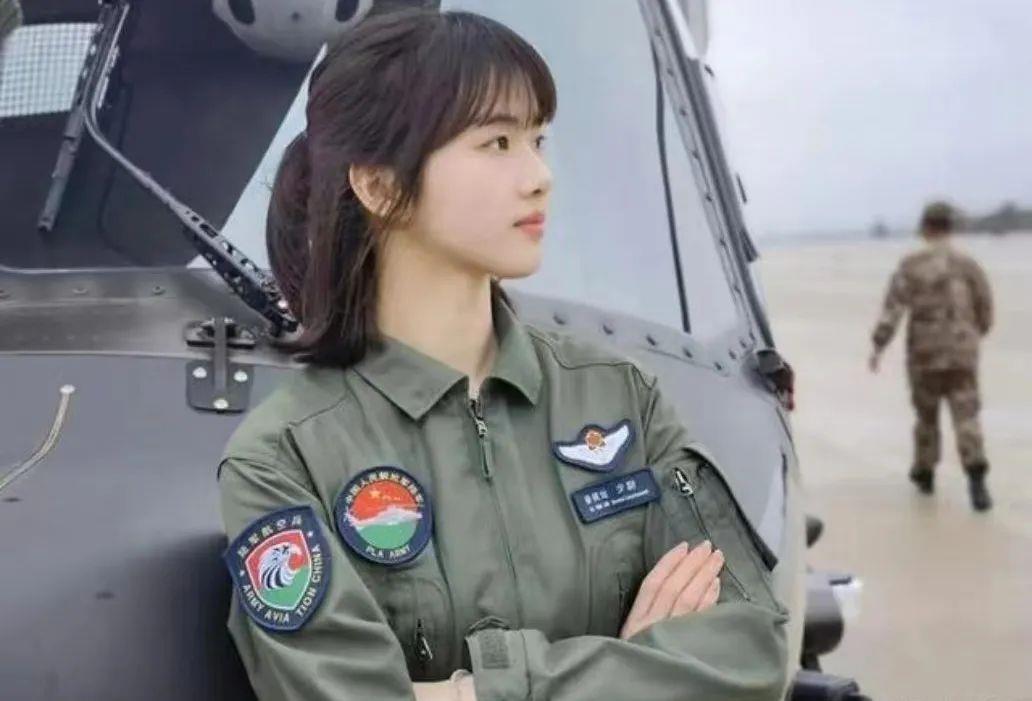 Nữ phi công lái máy bay quân sự đẹp như tiên tử hạ phàm, 1000 năm nữa cũng không ai sánh bằng!- Ảnh 2.