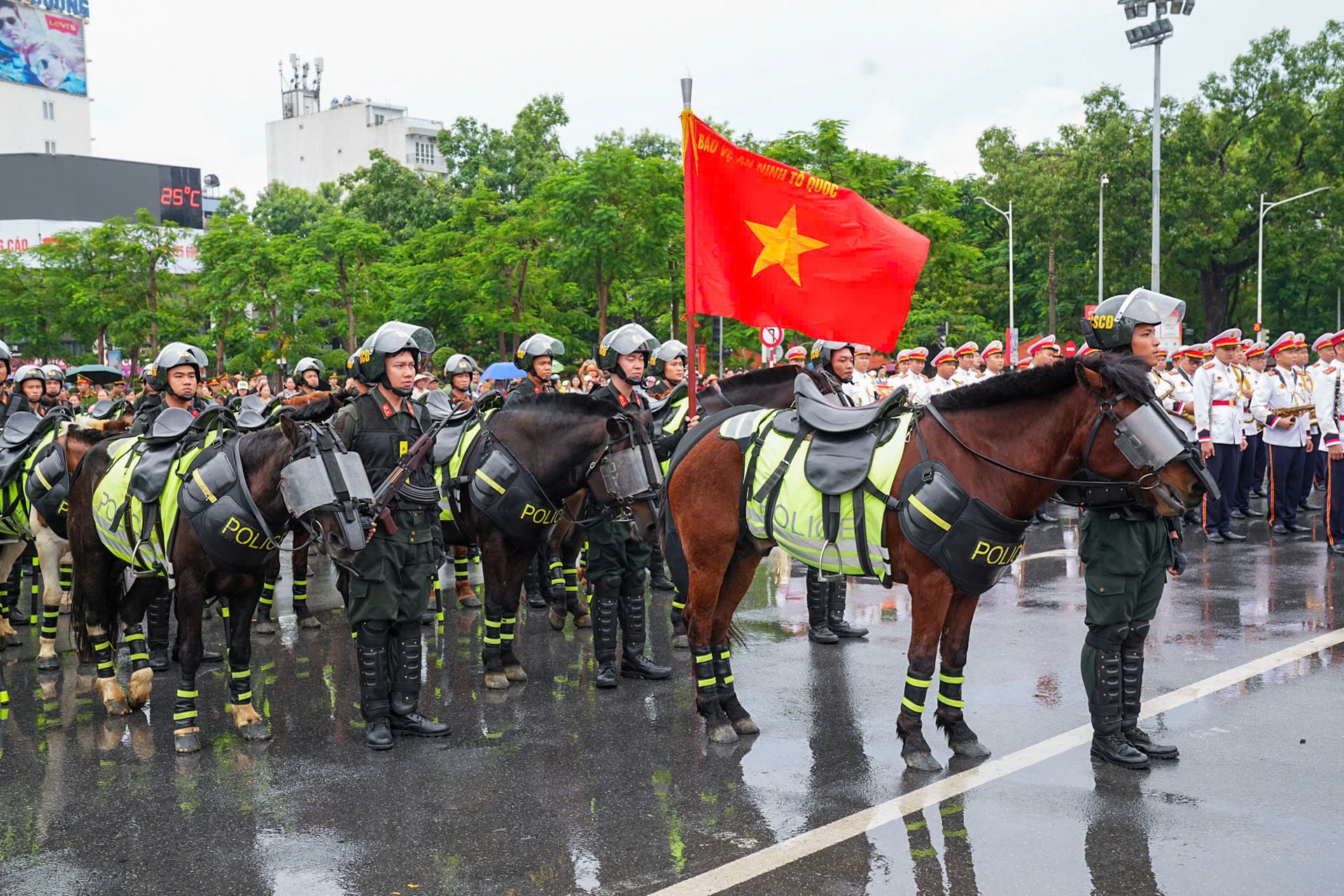 Cảnh sát cơ động Hải Phòng biểu diễn cưỡi ngựa bắn súng ấn tượng chào mừng 80 năm truyền thống - Ảnh 5.