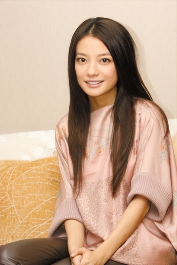 Tài sản bị phong tỏa, Triệu Vy bấu víu vào con gái 15 tuổi như “tấm phao cứu mạng”- Ảnh 1.