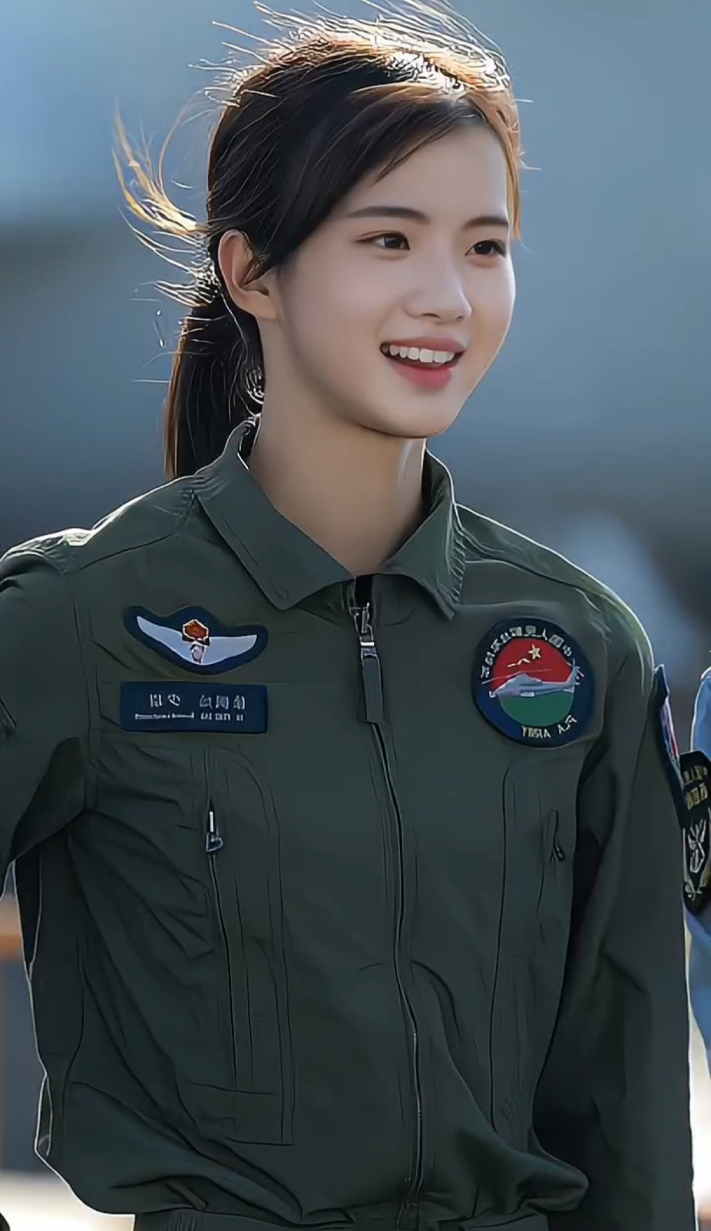 Nữ phi công lái máy bay quân sự đẹp như tiên tử hạ phàm, 1000 năm nữa cũng không ai sánh bằng!- Ảnh 1.