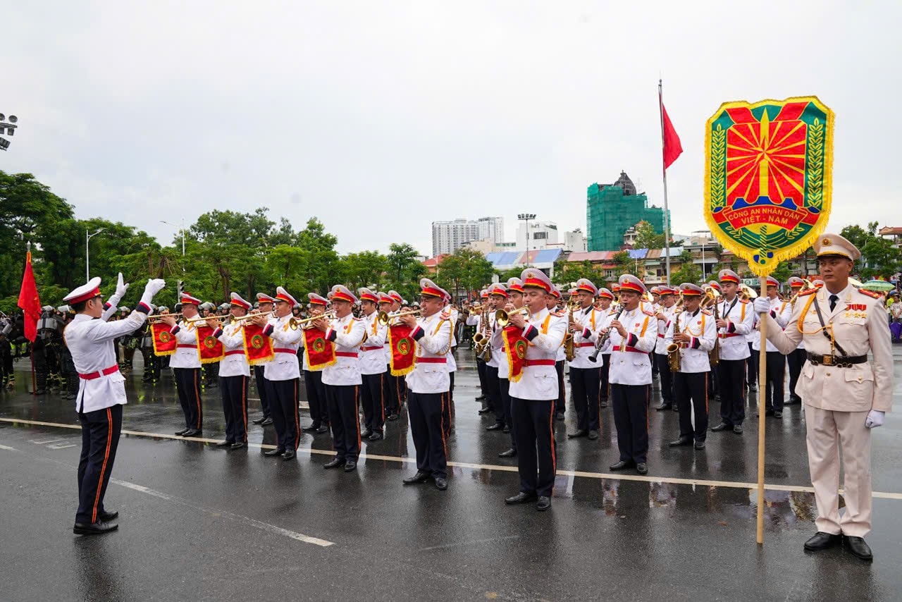 Cảnh sát cơ động Hải Phòng biểu diễn cưỡi ngựa bắn súng ấn tượng chào mừng 80 năm truyền thống - Ảnh 2.