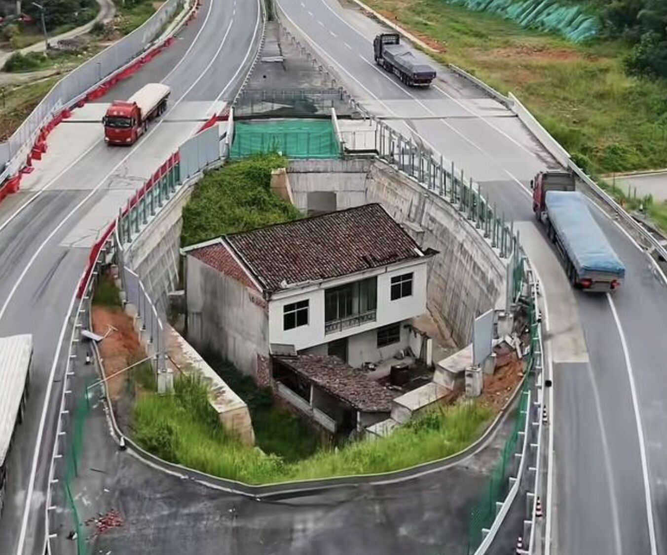 Ngôi nhà giữa cao tốc: Hành trình không chịu di dời của gia đình - Ảnh 1.