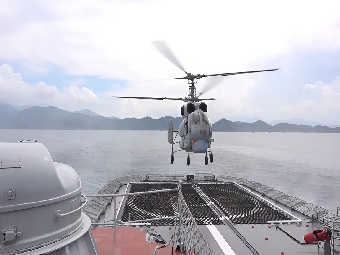 Trực thăng săn ngầm Ka-28 tham gia diễu binh trên biển dịp 2/9: Tầm hoạt động 980km, mang 2,2 tấn vũ khí - Ảnh 3.