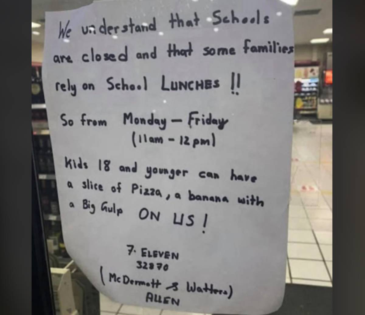 Tờ giấy dán trên cửa một cửa hàng 7-Eleven khiến nhiều người xúc động không thôi- Ảnh 1.