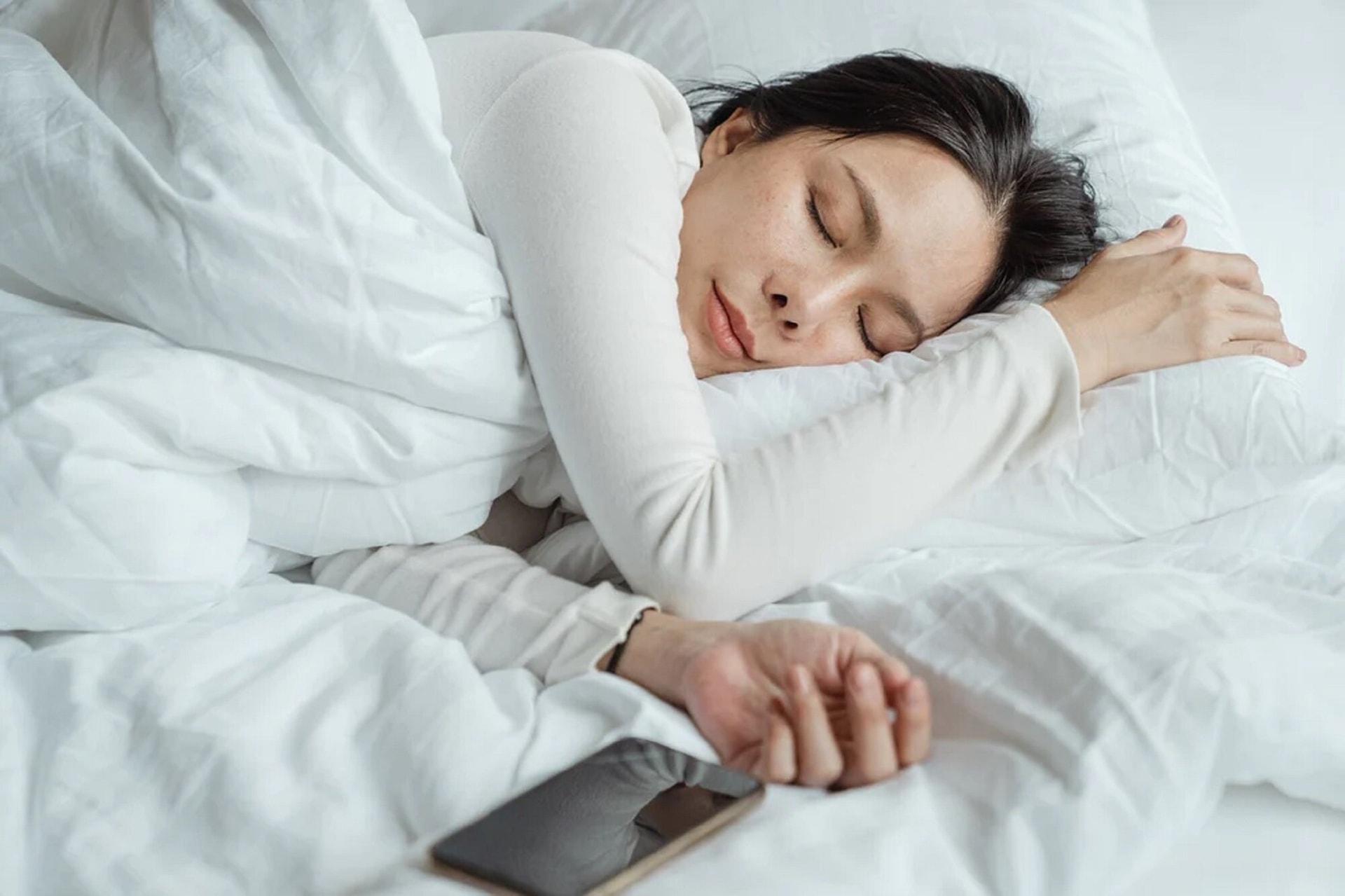 Đi Ngủ Nhớ Để Điện Thoại Ở Chế Độ Này, Vừa Giảm Bức Xạ Lại Ngủ Ngon Hơn - Ảnh 1. Đi Ngủ Nhớ Để Điện Thoại Ở Chế Độ Này, Vừa Giảm Bức Xạ Lại Ngủ Ngon Hơn - Ảnh 1.
