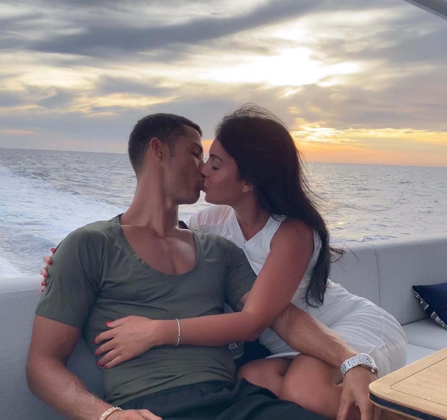 Ronaldo vừa cầu hôn Georgina bằng nhẫn kim cương gần 130 tỷ lại gây choáng khi tặng nàng siêu xe, đồng hồ xa xỉ- Ảnh 4. Ronaldo vừa cầu hôn Georgina bằng nhẫn kim cương gần 130 tỷ lại gây choáng khi tặng nàng siêu xe, đồng hồ xa xỉ- Ảnh 4.