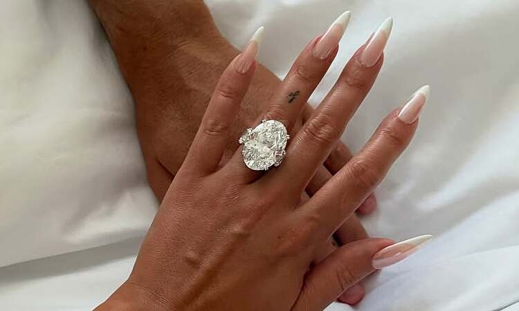 Ronaldo vừa cầu hôn Georgina bằng nhẫn kim cương gần 130 tỷ lại gây choáng khi tặng nàng siêu xe, đồng hồ xa xỉ- Ảnh 1. Ronaldo vừa cầu hôn Georgina bằng nhẫn kim cương gần 130 tỷ lại gây choáng khi tặng nàng siêu xe, đồng hồ xa xỉ- Ảnh 1.