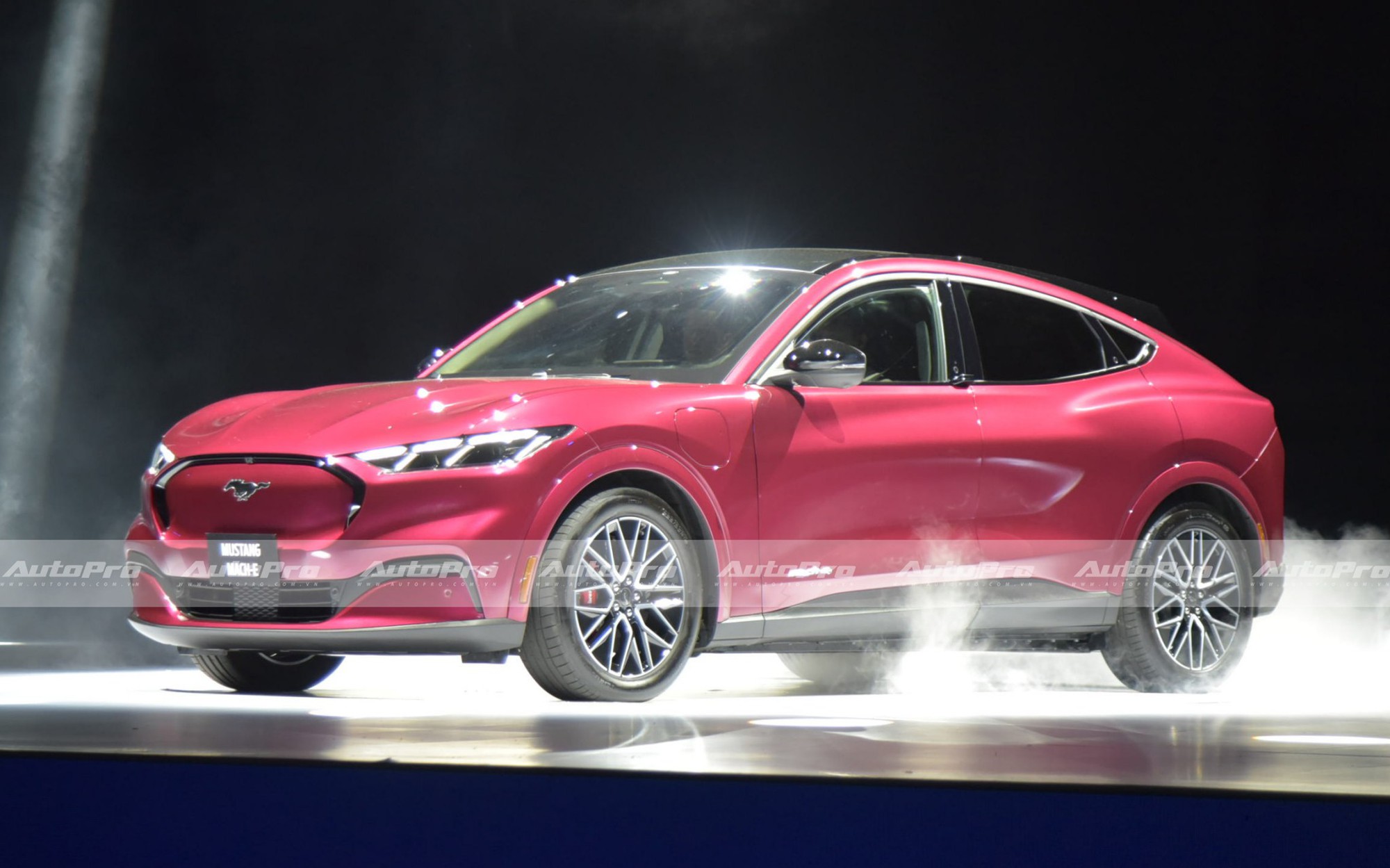 Ford Mustang Mach-E ra mắt Việt Nam: Giá 2,599 tỷ đồng, mạnh gần 400hp, đầy pin dư sức chạy Hà Nội - Quảng Bình- Ảnh 2.