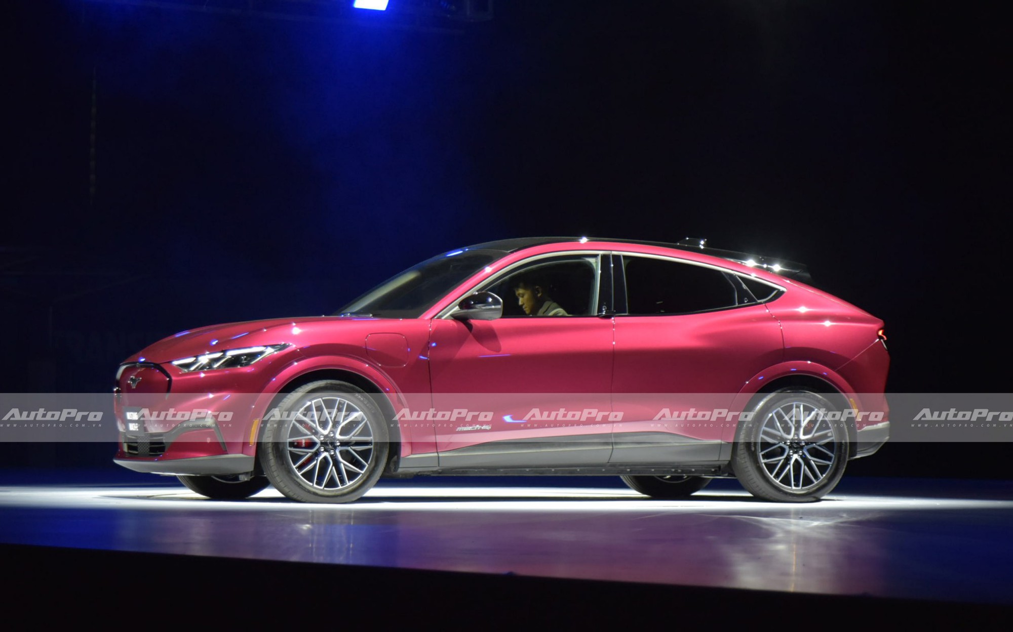 Ford Mustang Mach-E ra mắt Việt Nam: Giá 2,599 tỷ đồng, mạnh gần 400hp, đầy pin dư sức chạy Hà Nội - Quảng Bình- Ảnh 3. Ford Mustang Mach-E ra mắt Việt Nam: Giá 2,599 tỷ đồng, mạnh gần 400hp, đầy pin dư sức chạy Hà Nội - Quảng Bình- Ảnh 3.