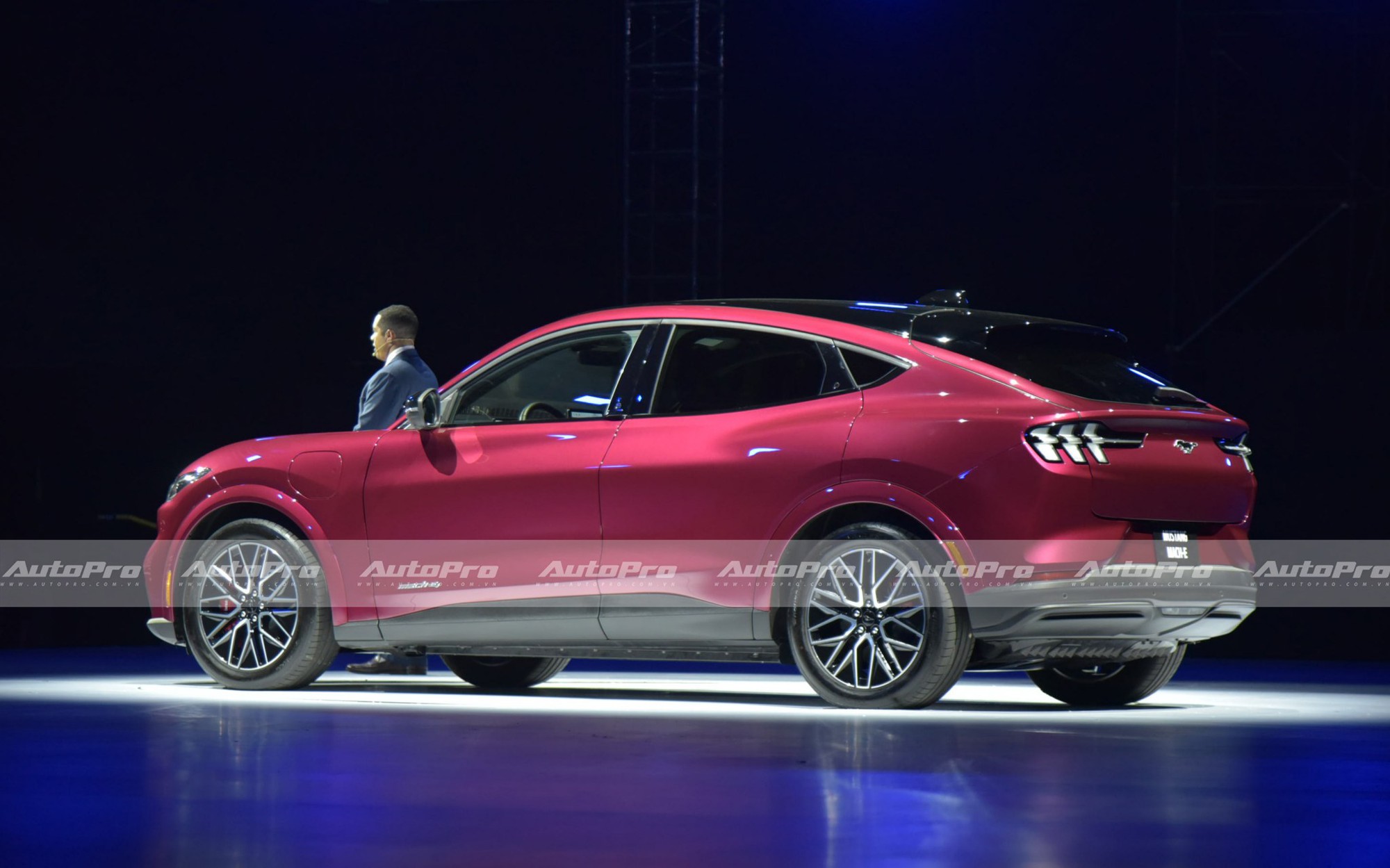 Ford Mustang Mach-E ra mắt Việt Nam: Giá 2,599 tỷ đồng, mạnh gần 400hp, đầy pin dư sức chạy Hà Nội - Quảng Bình- Ảnh 4. Ford Mustang Mach-E ra mắt Việt Nam: Giá 2,599 tỷ đồng, mạnh gần 400hp, đầy pin dư sức chạy Hà Nội - Quảng Bình- Ảnh 4.