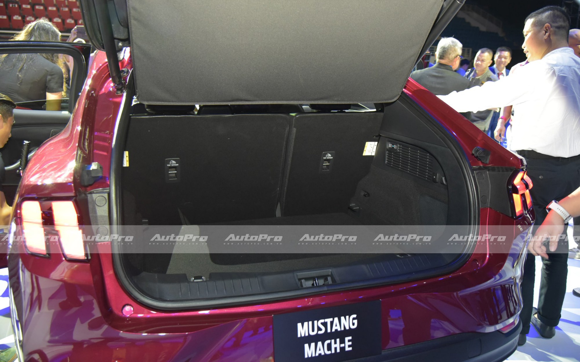 Ford Mustang Mach-E ra mắt Việt Nam: Giá 2,599 tỷ đồng, mạnh gần 400hp, đầy pin dư sức chạy Hà Nội - Quảng Bình- Ảnh 12. Ford Mustang Mach-E ra mắt Việt Nam: Giá 2,599 tỷ đồng, mạnh gần 400hp, đầy pin dư sức chạy Hà Nội - Quảng Bình- Ảnh 12.