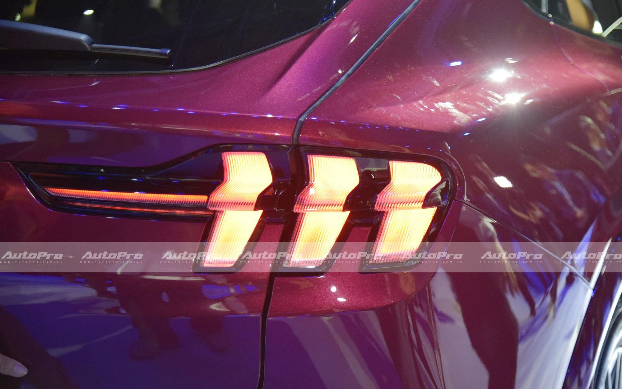 Ford Mustang Mach-E ra mắt Việt Nam: Giá 2,599 tỷ đồng, mạnh gần 400hp, đầy pin dư sức chạy Hà Nội - Quảng Bình- Ảnh 6. Ford Mustang Mach-E ra mắt Việt Nam: Giá 2,599 tỷ đồng, mạnh gần 400hp, đầy pin dư sức chạy Hà Nội - Quảng Bình- Ảnh 6.