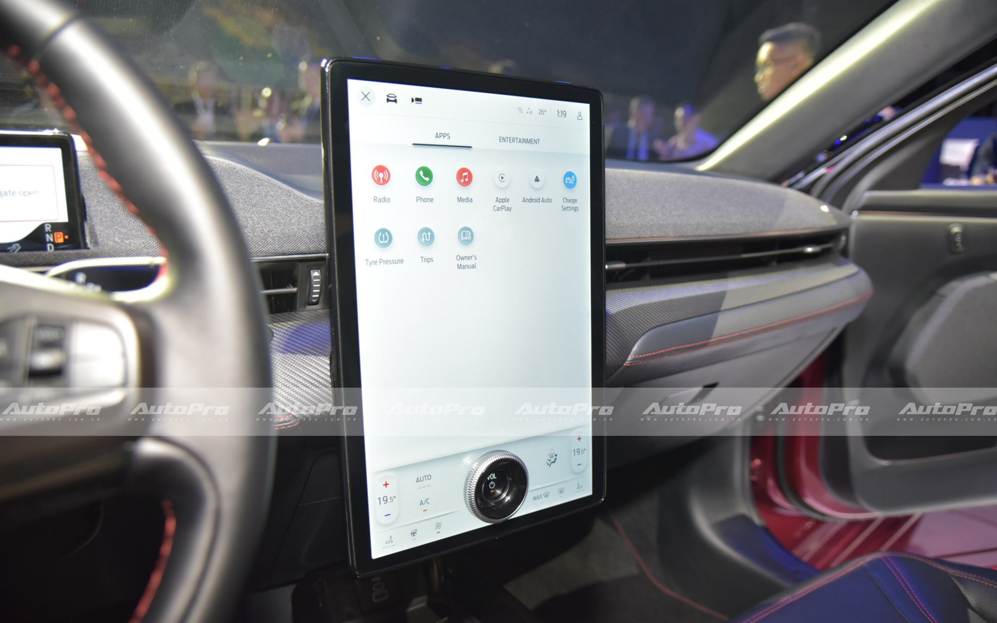 Ford Mustang Mach-E ra mắt Việt Nam: Giá 2,599 tỷ đồng, mạnh gần 400hp, đầy pin dư sức chạy Hà Nội - Quảng Bình- Ảnh 10. Ford Mustang Mach-E ra mắt Việt Nam: Giá 2,599 tỷ đồng, mạnh gần 400hp, đầy pin dư sức chạy Hà Nội - Quảng Bình- Ảnh 10.